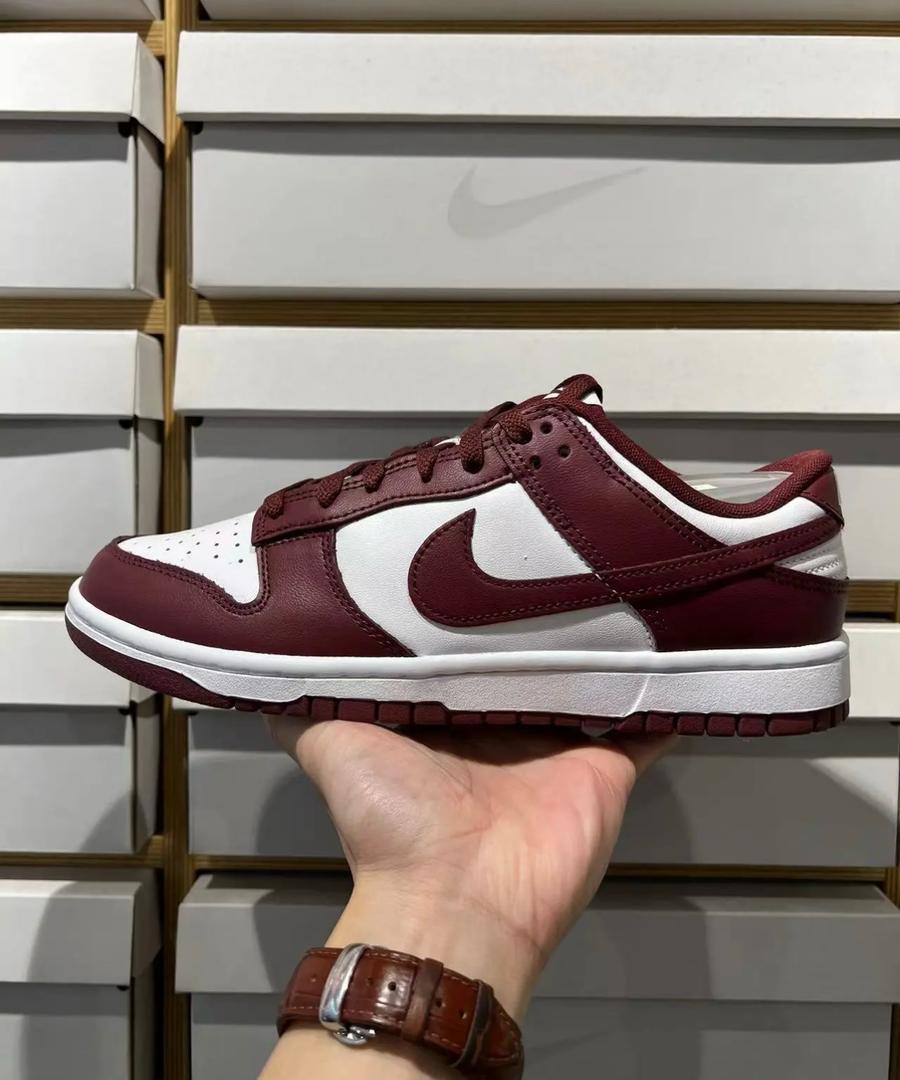 Nike dunk maroon